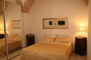 ガリポリにあるCase Vacanza Il Borgo Anticoのベッドルーム1室(ベッド2台、鏡付)