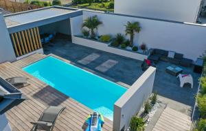 - une vue sur la piscine située à l'arrière de l'établissement dans l'établissement Villa Nymphéa - maison avec piscine chauffée St Gildas de Rhuys, à Saint-Gildas-de-Rhuys