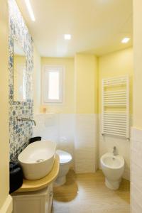 łazienka z umywalką, toaletą i wanną w obiekcie Flat Volturno- Florentine neighbourhood we Florencji