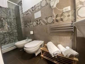 ナポリにあるCorso 211 Beds & Suitesのバスルーム(トイレ、洗面台、シャワー付)