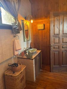ein Bad mit einem Waschbecken und einem Spiegel in der Unterkunft Arachova Luxury Chalet in Arachova