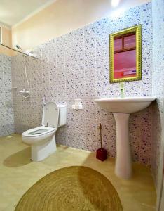 uma casa de banho com um WC e um lavatório em Ndiro Beach House Kendwa em Kendwa
