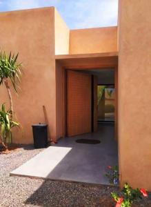 a entrance to a house with a building at Villa lumias in Marrakesh