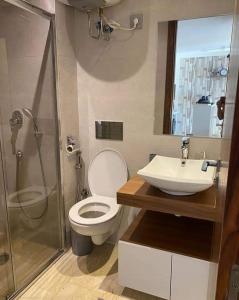 マラケシュにあるVilla lumiasのバスルーム(トイレ、洗面台、シャワー付)