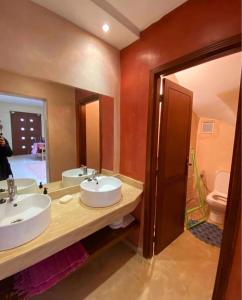 マラケシュにあるVilla lumiasのバスルーム(洗面台2台、鏡付)