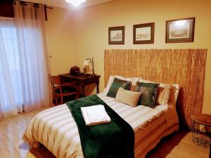 Un dormitorio con una cama grande con almohadas. en O fogar de Susana, en Baiona