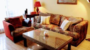 sala de estar con sofá y mesa de centro en O fogar de Susana, en Baiona