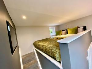 Dormitorio pequeño con cama con sábanas verdes en Sunridge Cubes (Cube 1), en Plymouth