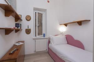 a small bedroom with a bed and a window at La casa di Nanni a Camogli by Wonderful Italy in Camogli
