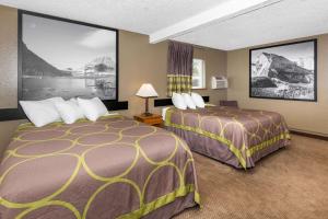 ein Hotelzimmer mit 2 Betten in einem Zimmer in der Unterkunft Super 8 by Wyndham Missoula/Brooks Street in Missoula