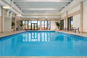 uma grande piscina com água azul num quarto de hotel em Ramada by Wyndham Cornwall em Cornwall