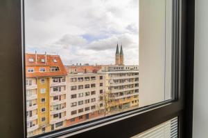 een raam met uitzicht op de stad bij Panorama Bliss - Luxus Apartment in Braunschweig's Altstadt in Braunschweig