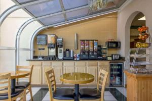 Reštaurácia alebo iné gastronomické zariadenie v ubytovaní Super 8 by Wyndham McDonough GA