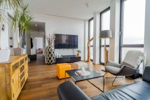 een woonkamer met een bank en een tafel bij Panorama Bliss - Luxus Apartment in Braunschweig's Altstadt in Braunschweig