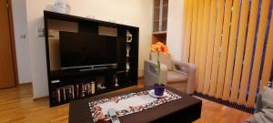 Televízia a/alebo spoločenská miestnosť v ubytovaní Angel City Apartments