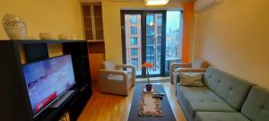 Televízia a/alebo spoločenská miestnosť v ubytovaní Angel City Apartments