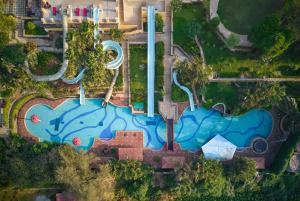 una vista aérea de una piscina en un complejo en Fariyas Resort Lonavala, en Lonavala