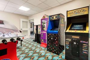 a room with two arcade machines and a video game at Wyndham Garden Niagara Falls Fallsview in Niagara Falls