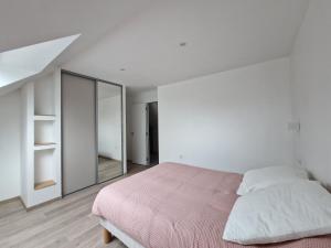 Postel nebo postele na pokoji v ubytování Grand Gîte de Kergroas