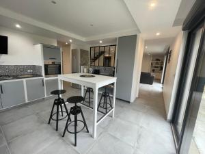 Kuchyň nebo kuchyňský kout v ubytování Grand Gîte de Kergroas