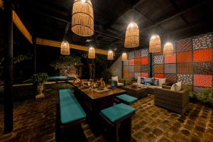 ネゴンボにあるVilla Hundiraのリビングルーム(ソファ、テーブル、椅子付)