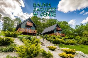 波德古任Centrum Spokoju - Domki w Karkonoszach的花园中央的房子