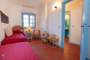 een slaapkamer met een bed, een tafel en een raam bij La Torretta Sea View Apartament in Puntaldia