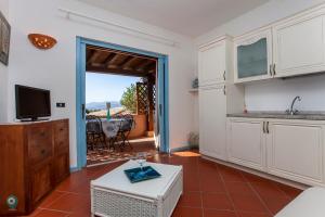 een keuken met een deur naar een patio bij La Torretta Sea View Apartament in Puntaldia