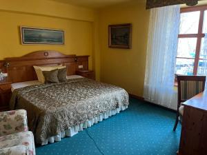 a bedroom with a bed and a window at Gościniec Zamkowy in Darłowo