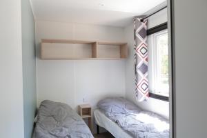 Postel nebo postele na pokoji v ubytování CAMPING LES OURMES