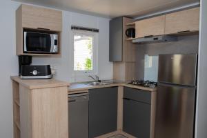 Kuchyň nebo kuchyňský kout v ubytování CAMPING LES OURMES
