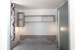 Postel nebo postele na pokoji v ubytování CAMPING LES OURMES