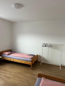 um quarto com uma cama no canto de um quarto em F&M Wohnungen in Olpe em Olpe