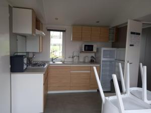 Kuchyň nebo kuchyňský kout v ubytování Camping Oos Heem