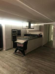 een keuken met een tafel en een stoel in een kamer bij Eliver's House in Bologna