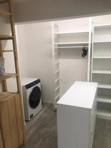 een kamer met een magnetron naast een kast bij Eliver's House in Bologna +11 foto's