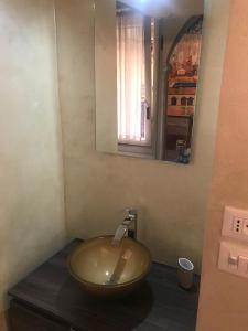 een badkamer met een wastafel en een spiegel bij Eliver's House in Bologna