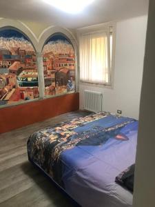 een slaapkamer met een groot bed met een schilderij aan de muur bij Eliver's House in Bologna