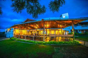 ein nachts beleuchtetes Gebäude in der Unterkunft Grand Palace Hotel & Spa in Yercaud