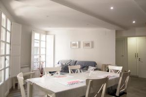 comedor con mesa blanca y sillas en Sensacional Apartamento Saladina Home, en Ourense