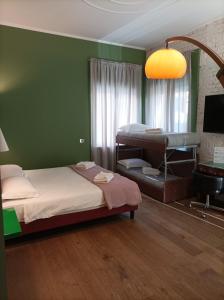 una camera con letto, scrivania e letto a castello di B&B Via Diaz a Bergamo