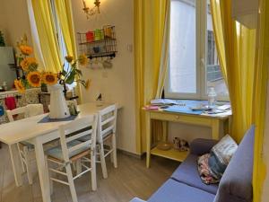 ein Wohnzimmer mit einem Tisch und ein Esszimmer in der Unterkunft Napoli Da Vivere Suites Giudecca in Neapel