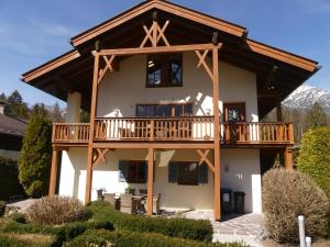 une grande maison avec une terrasse au-dessus dans l'établissement Haus Alpenstern, à Grainau