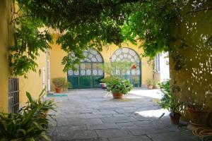 a courtyard with potted plants and a green door at Pian dei Giullari Suite in Florence