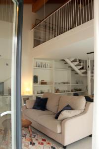 uma sala de estar com um sofá e uma escada em Casa Anida en Hualle em Valdaliga 