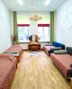- un salon avec deux lits et une table dans l'établissement Central apartments Lviv, à Lviv
