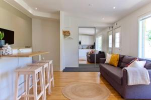 a living room and kitchen with a couch and a table at Raikas 2021 paritalo keskustassa, Sauna, P-paikka in Tampere