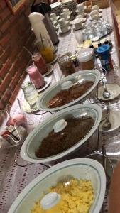 een tafel met verschillende gerechten erop bij La Dolce Vita in Mulungu
