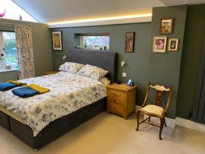 1 dormitorio con 1 cama, 1 silla y 1 ventana en Silverstone Bed and Breakfast en Silverstone