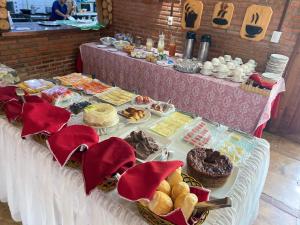 uma mesa com um buffet de diferentes tipos de alimentos em La Dolce Vita em Mulungu